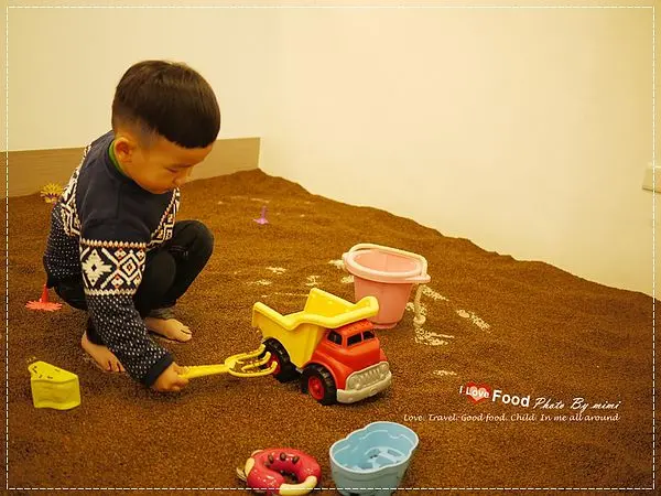[親子]有質感的親子空間 天然決明子沙堆讓小孩玩瘋。大直Moooon Spring Cafe & Play