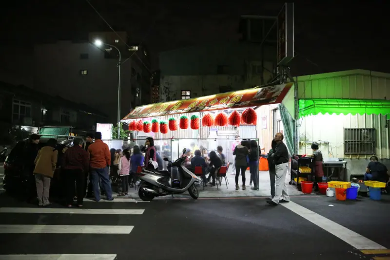 台中 小瀋陽 酸菜白肉鍋 -小菜更搶眼.一定要訂位啊