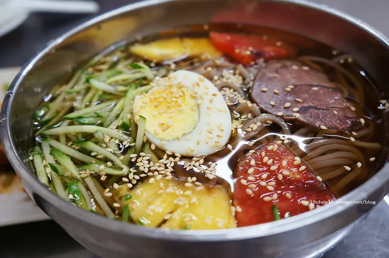 【台中北區火鍋】小瀋陽酸菜白肉鍋 - 水果入菜.韓式水果冷麵在悶熱的季節交換之際.吃了真是透心涼阿~