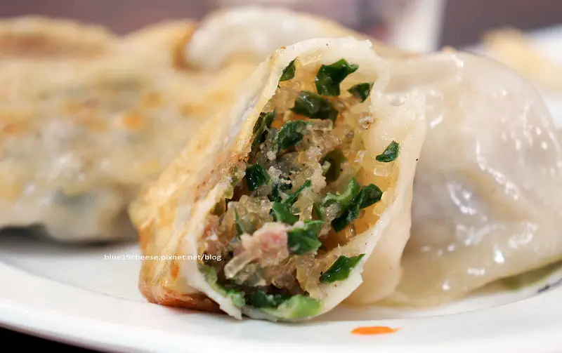 【台中北區湯包】天津小狗子 湯包豆漿店 - 記得先咬一小口.有燙口的湯汁阿~ ~ ~