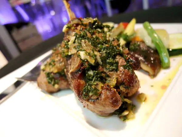 邀約【忠孝敦化】VIVO 光癮時尚餐飲(三訪)。大推鮮嫩美味的巴西里烤羊排