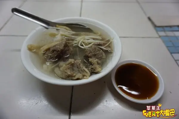 【王家祖傳本產牛雜湯菜單價位大公開】飄香百年市場必吃的美味～嘉義市必吃美食小吃餐廳推薦！招牌菜牛雜湯、牛肉湯。