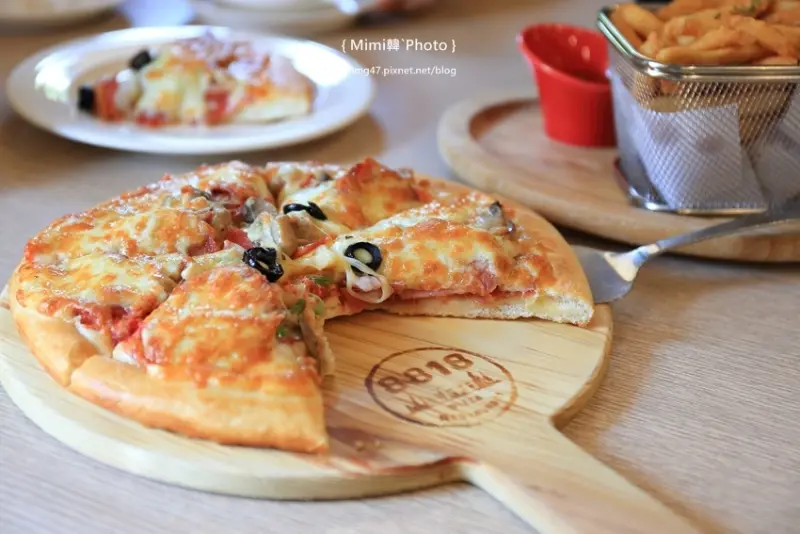 【台南美食】8818 比薩屋：26年披薩老店重現，回味當年經典炸雞，窯烤披薩，還有初戀曖昧的滋味>///<