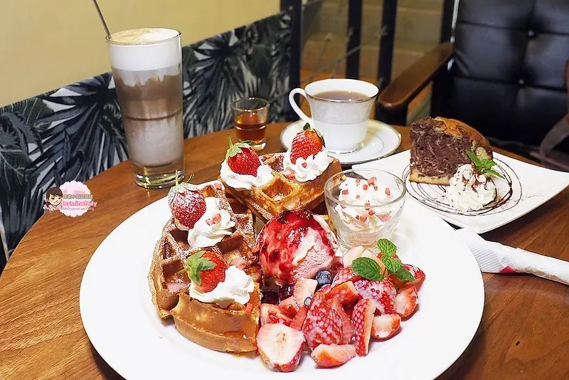 【高雄│前金】草圖自家烘焙咖啡館│草莓的季節吃起來！超華麗草莓鬆餅必點，姊妹下午茶好去處～