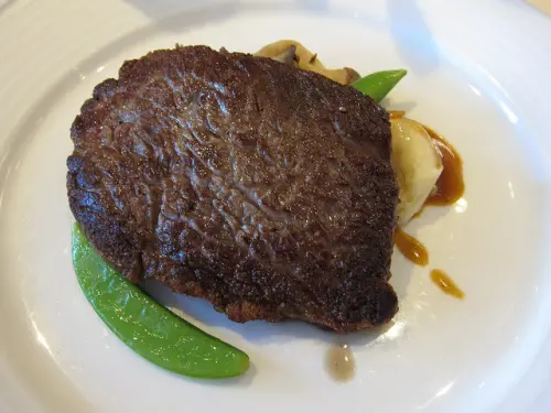 【食記】捷運忠孝敦化站。雅室牛排~訂婚2周年快樂