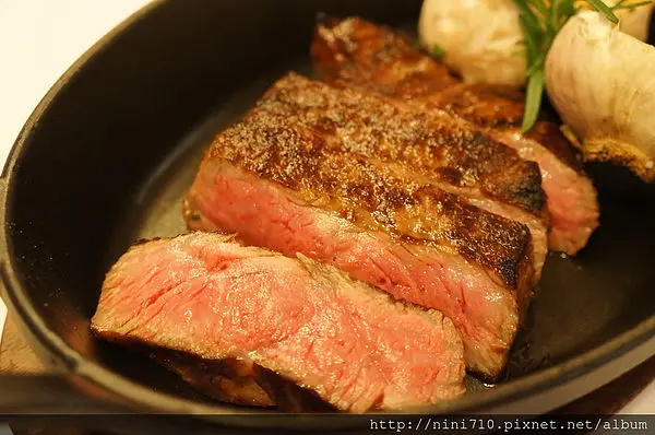 台中美食~MEATGQ STEAK教父牛排 最頂級的澳洲7+和牛肋眼牛排和9+全和牛紐約客牛排(晚餐時段的菜色很不一樣唷!)