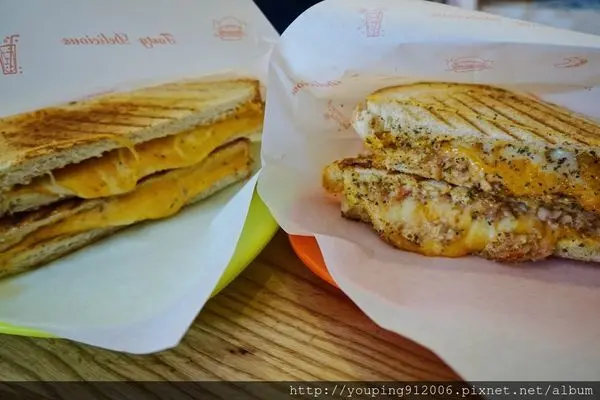 台北內湖區｜晴天小店 義式三明治，用料沒在手軟滿出來的乳酪，加上老闆娘親切的招呼身心靈都滿足了(附菜單)！