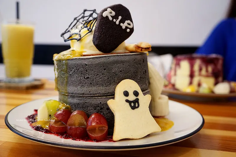 【台中西屯】Smoko cafe - 想吃Q軟雙層厚煎鬆餅記得先訂位喔!細緻有蛋香好吃.現點現做.需等候30分鐘喔!下午2點後供應.老偉士牌.重慶公園旁