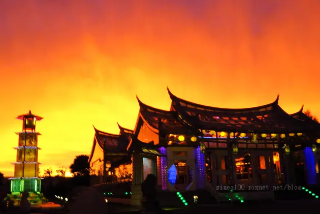 彰化鹿港旅遊 ∥ 臺灣玻璃館＆玻璃廟火燒雲夜景