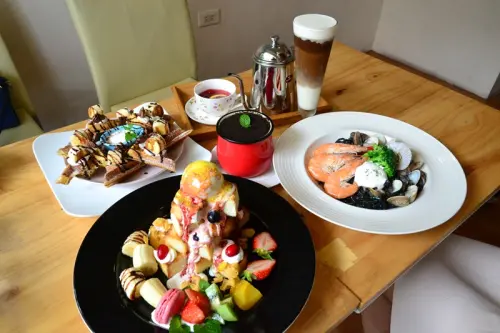 彰化員林-鄉村貝拉．地中海餐廳，經典的蜜糖土司．不敗的鐵鍋甜點．還有必備的鬆餅餐，吸睛更誘人的精緻午茶好食!!