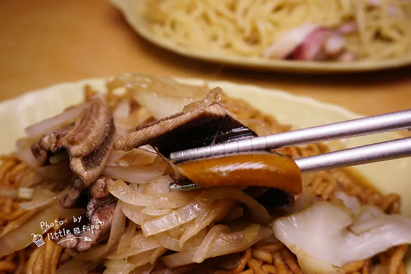 [台南中西區] 不用排隊,一樣大火現炒的現炒鱔魚意麵,湯汁完全被麵條吸附,搭配爽脆新鮮的鰻魚(捨不得吃啊)..