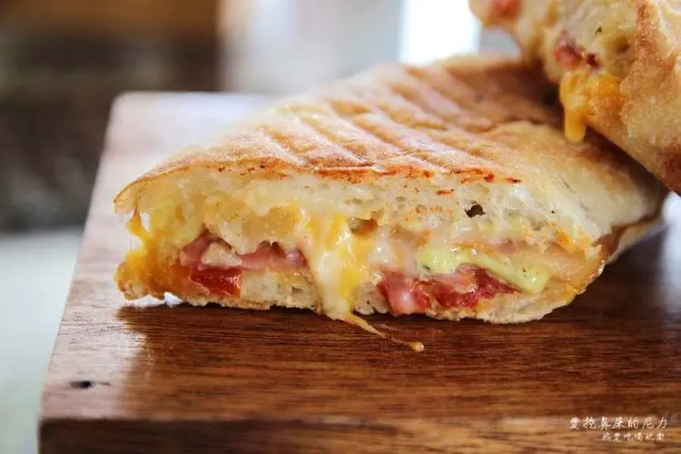 『食記』高雄三民。天生澳克Jacaranda，就來當澳克吃帕里尼