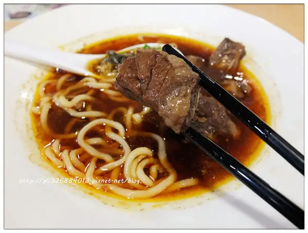 【台北】內湖區。西湖捷運站。網購宅配美食 ☆大師牛肉麵☆ 牛肉麵界的法拉利，一代宗師牛肉麵，每日限量80碗