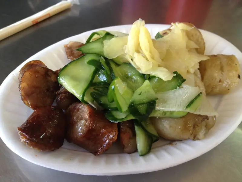 <小吃>嘉義黑香腸-香烤黑香腸配爽口泡菜，今天的大蒜味沒有極限              