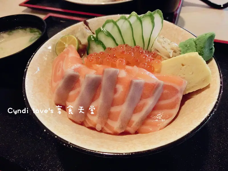 台中│簡單日式食堂(台中綏遠店)。滿滿生魚片蓋飯多種口味只要200元還附贈味噌湯，平價的日式料理!!