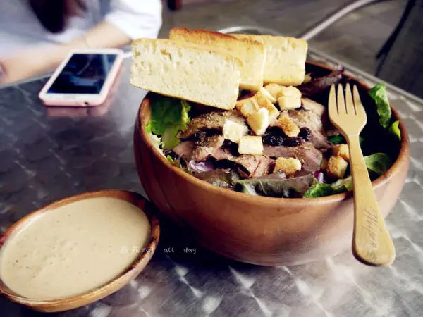 吃高雄｜Woopen木盆輕食館。激推。無敵新鮮沙拉。真的是好大一盆。