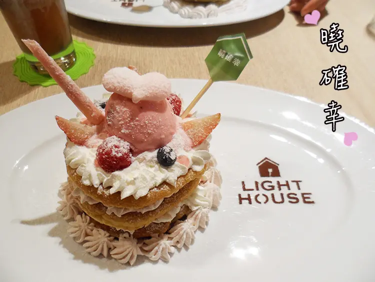 【台中】曉確幸(中友店)。甜而不膩的草莓冰淇淋鬆餅~