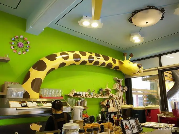 『食記』高雄鼓山。小馬鹿早午餐，有如童話故事般的童趣