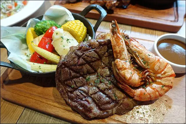 《達人學院美食評鑑／小姑食記》捷運板南線／板橋車站美食/板橋環球店|Bakery 49(復興空廚自有品牌)牛排粉嫩好吃★★★