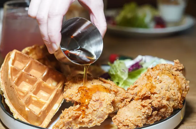 台北炸雞控看過來，Miss V新推出美式炸雞鬆餅 多汁美味令人驚豔，滴汁沒在給你客氣的! 必須吃起來