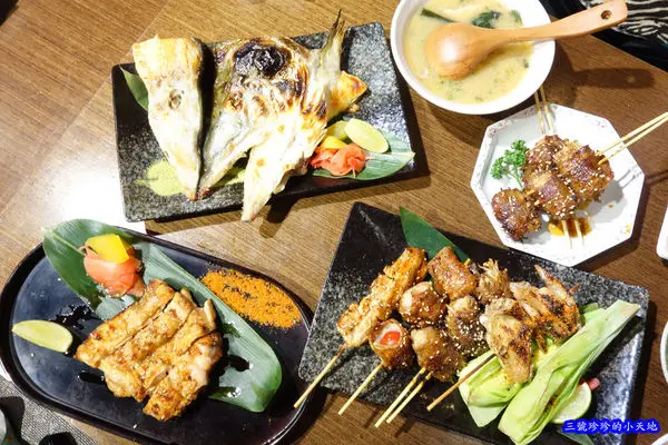 新店。笑居樂食居酒屋。不收服務費。平價日式料理 串烤燒物 生魚片 定食。景美捷運周邊美食推薦