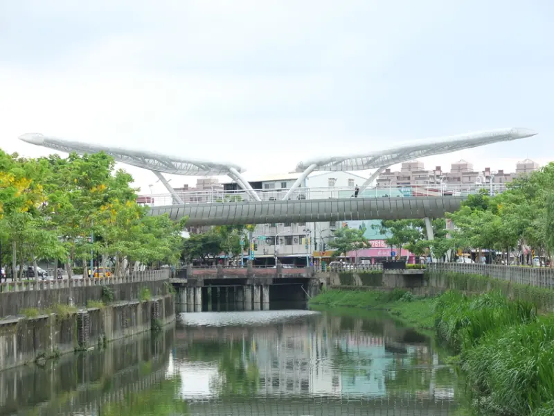 屏東市景點。萬年溪景觀橋。劃過屏東天空的銀白色天際線 欣賞夜間光雕唯美又浪漫