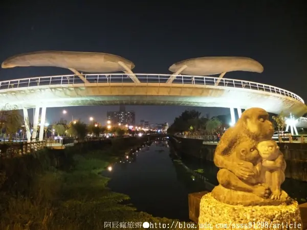 【旅行遊記。屏東市】萬年溪景觀橋。璀璨夜遊屏東新地標        
      