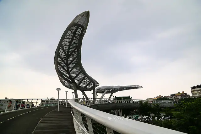 萬年溪景觀橋。就像一對展翅飛翔的大翅膀從天而過後靜止著.