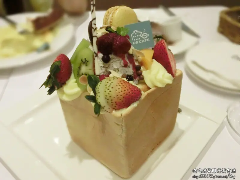 《美食推薦》【桃園】「R9 Cafe」奢華平價的蜜糖吐司．鬆餅．輕食．下午茶體驗試吃分享