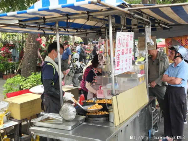 高雄前鎮區美食。朱爺爺QQ蛋。超便宜銅板價！一粒一元大家搶著買 獅甲捷運站周邊美食首選