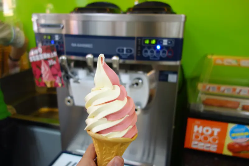 1030221[禮官三小愛台灣]再冷也要吃一隻好吃的綜合草莓霜淇淋Fami X NISSEI全家便利商店FamilyMart興安店