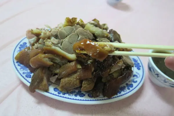 【屏東萬巒鄉 X 海鴻飯店豬腳】舌尖上的跳跳床、醬香入味的Q彈滴咖