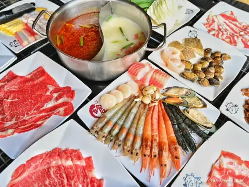 肉片、海鮮數種料理都是吃到飽，和牛、天使紅蝦都可以任點到你滿意，激推椒香麻辣鍋底