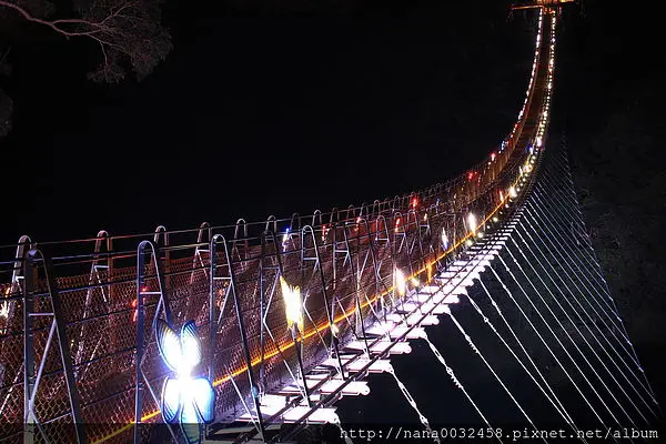美麗的夜景，彩虹般繽紛的一道微笑❤猴探井天梯風景區天空之橋(夜間開放)