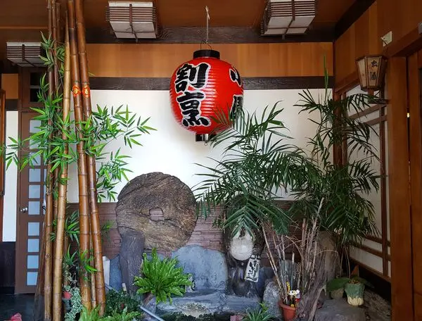 高雄食記【小園日本料理】跟著壽司羊一起坐在日料老店中享受無菜單料理吧!!!繁華散去，唯留平淡不期～～～