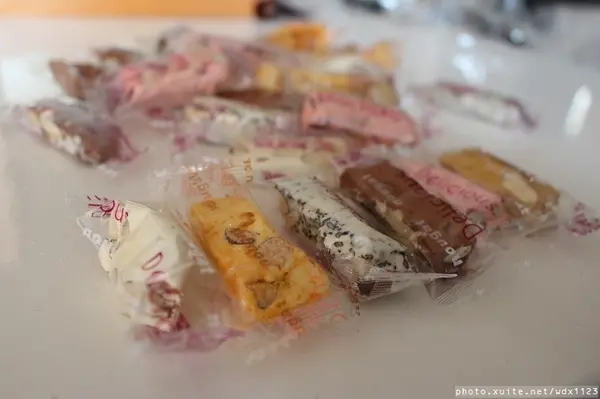 黃巾貓鳳梨酥~牛軋糖口味多變化、杏仁果粒超大顆❤        
      