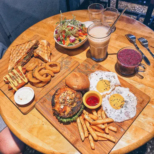 小廚房kitchenette CAFE | 板橋人氣早午餐 巷弄內的隱藏版 堅果焦糖牛肉漢堡