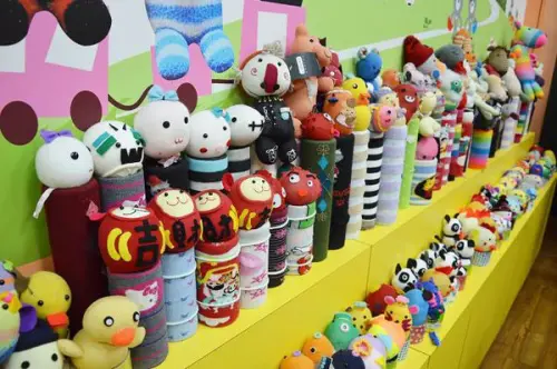 樂活觀光襪廠~~超萌的襪子娃娃療癒感十足．適合親子同遊的襪子世界