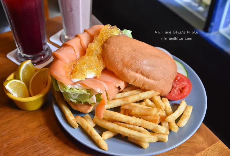 Olimato 奧樂美特 台中北屯大份量美式早午餐，全天候供餐，有插座、WIFI、免服務費 - Nini and Blue 玩樂食記