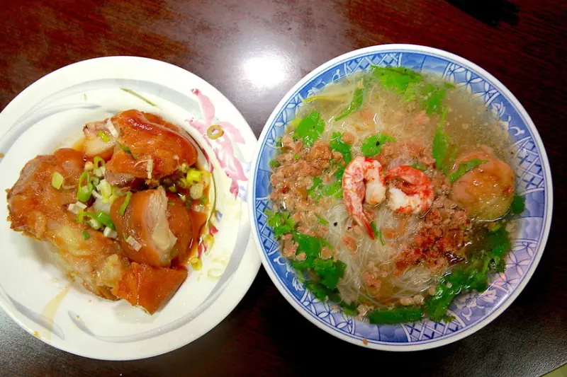 吃。台南|中西區。飄香超過七十年，台南在地特色小吃，口感令人懷念定價合理「 小公園擔仔麵」。