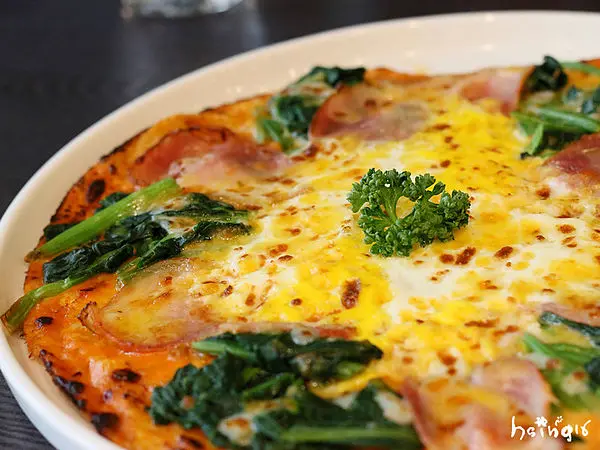 【食記】台北*內湖。瓦法奇朵咖啡館*二訪 菠菜批薩CP值高破表 東湖葫洲站 Waffogato 超大份量甜點 牛排 鬆餅 早午餐 三明治 義大利麵 pizza 無服務費