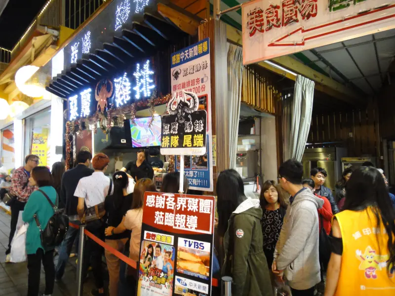 台中惡魔雞排/逢甲夜市歡樂星/人氣排隊美食超厚雞排一吃難忘絕對上癮