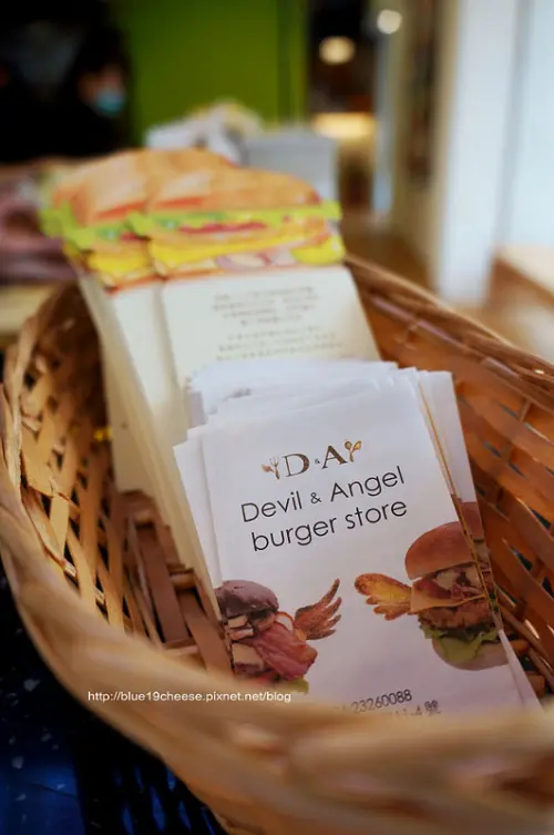 【台中漢堡】 D&A Burger Store (Devil&Angel魔鬼與天使漢堡) - 吃完可以到附近喝咖啡.很方便