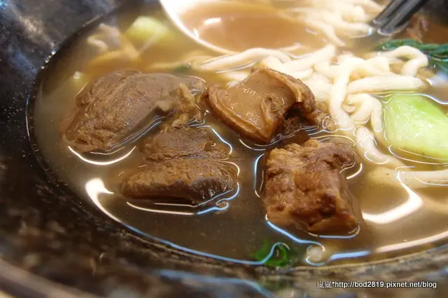 【台中東海】清一色牛肉麵－加麵加湯免費，還有珍珠奶茶、泡菜無限享用！推薦川味牛肉麵