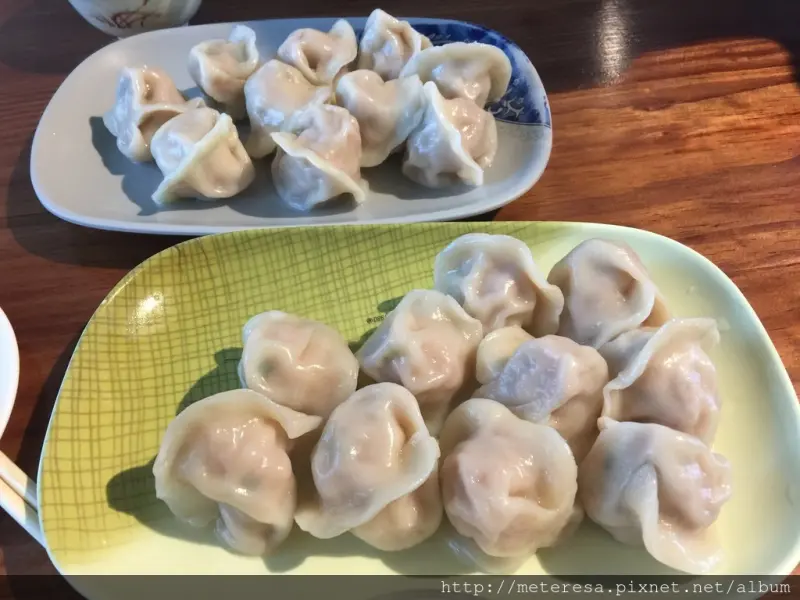 【恆春食記】東港餃子館．6元水餃不是蓋的，肉飽滿皮Q彈，小小貨櫃屋人氣超旺！