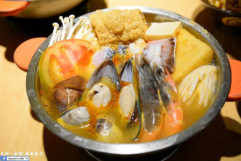 【新北│美食】板橋鍋物，近捷運江子翠站，個人鍋吃出特色，雞肉綠咖哩鍋和泰式酸辣鍋超推薦，還有拌麵喔。鬼椒一番店(板橋總店)