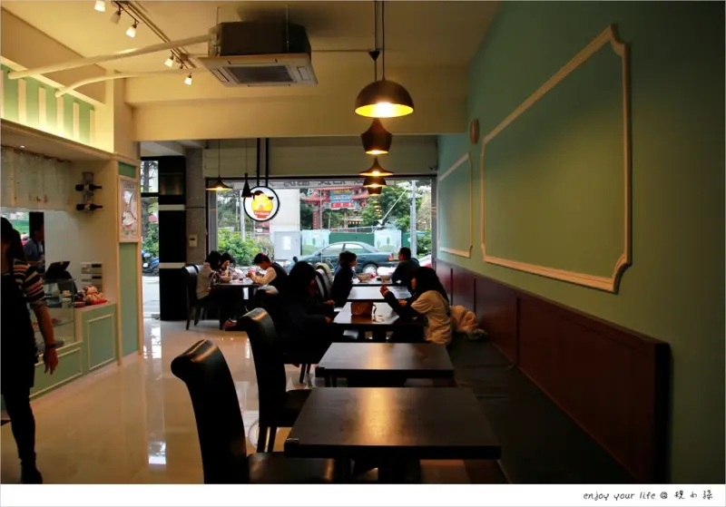 [台中豐原] 用著法式悠閒氣質享受牛肉麵：『樂橙法式牛肉麵』根本是咖啡店氣氛，卻賣著法式牛肉麵、麻辣麵，紅燒牛五肉花太漂亮！