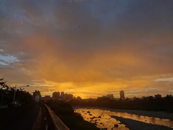 1020920[禮官三小愛台灣]天兔颱風火燒雲不用到北極看綠極光就可看到美麗的紅極光在旱溪親水式自行車道跑步時驚見