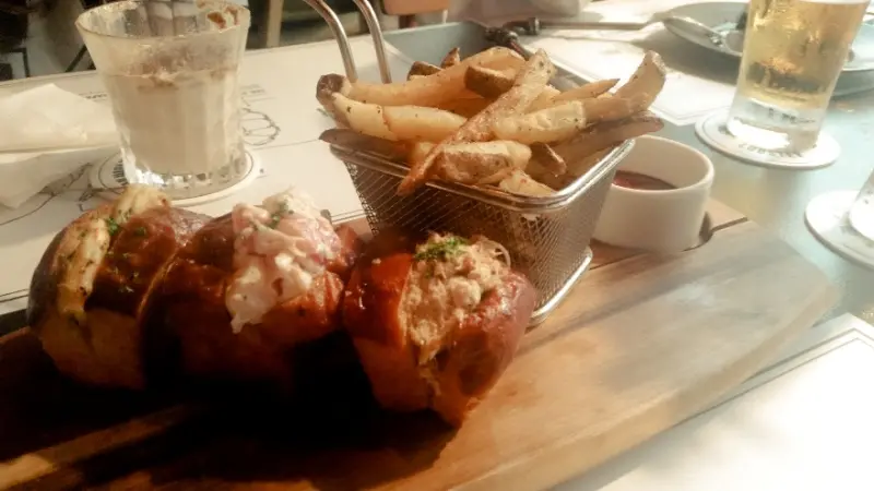 青菜呷呷。食尚小咪 ♥【台北東區。The Lobster Bar 龍蝦料理餐廳/招牌龍蝦三明治堡豪華午晚餐龍蝦濃湯推薦台北東區美食】