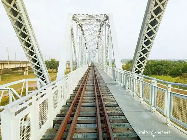 [高雄]舊鐵橋濕地公園，天空步道/高雄親子景點